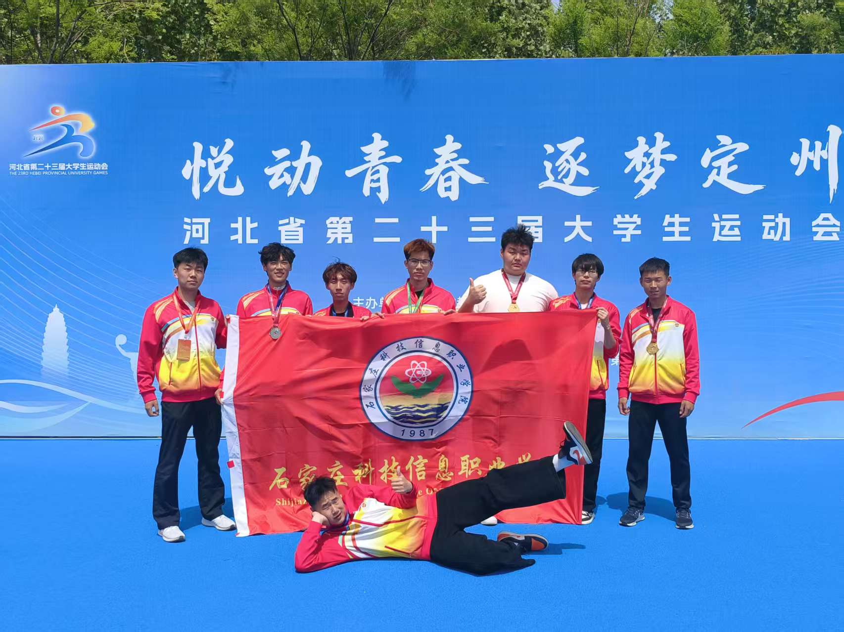 男生合影2